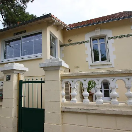 Maison Typique 2 Chambres, Jardinet Prive, A 200m Et Commerces - Brevin Les Pins - Fr-1-364-133 *